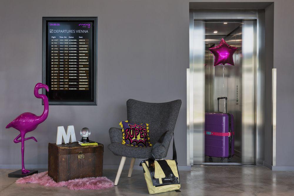 Moxy Vienna Airport Hotel Швехат Екстериор снимка