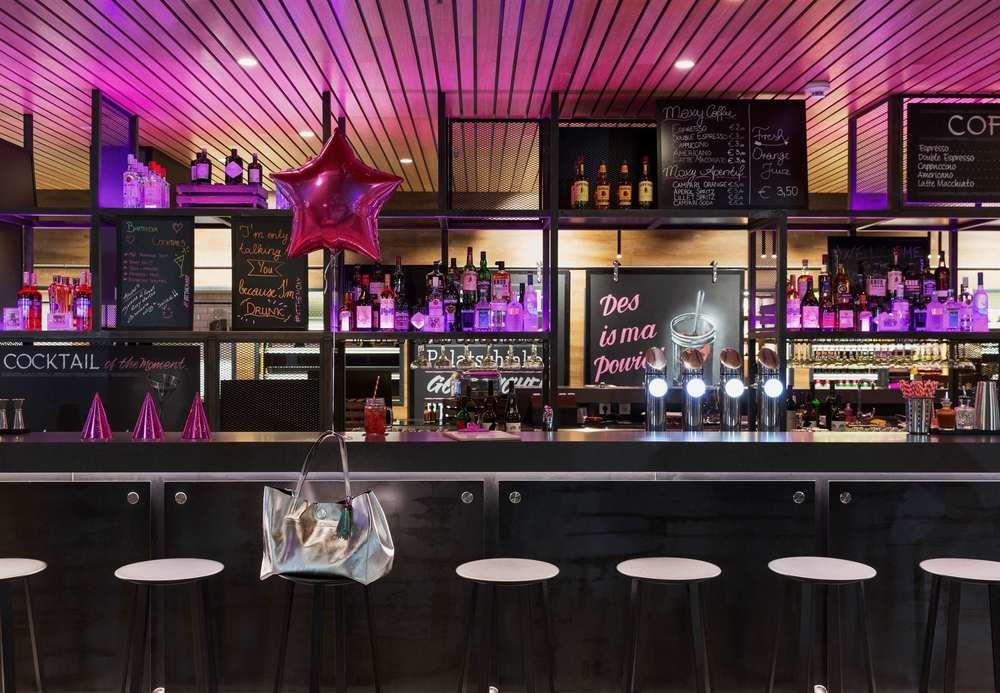 Moxy Vienna Airport Hotel Швехат Екстериор снимка