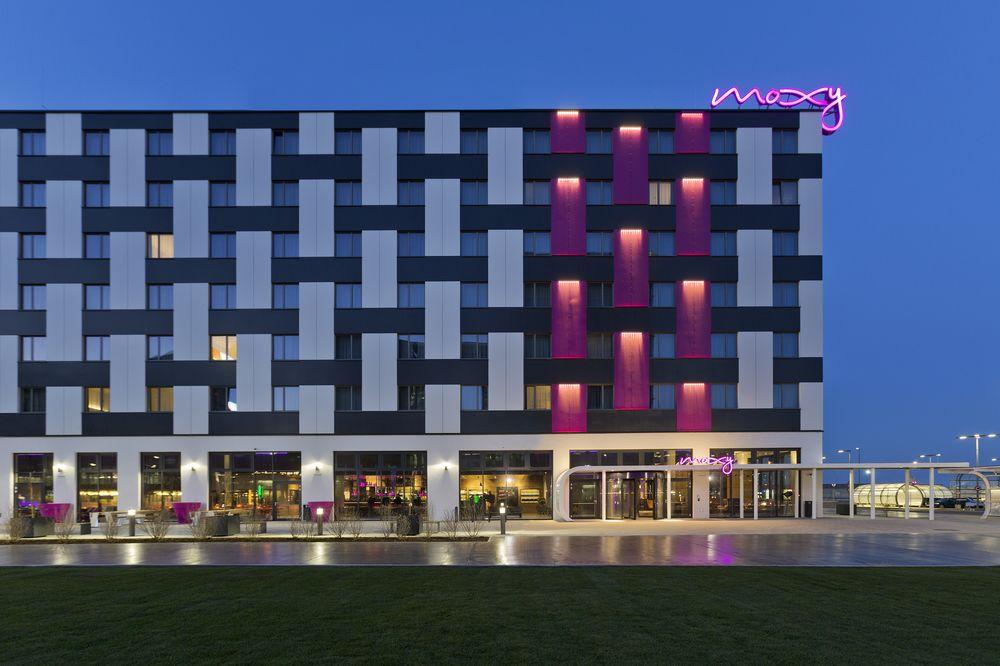 Moxy Vienna Airport Hotel Швехат Екстериор снимка