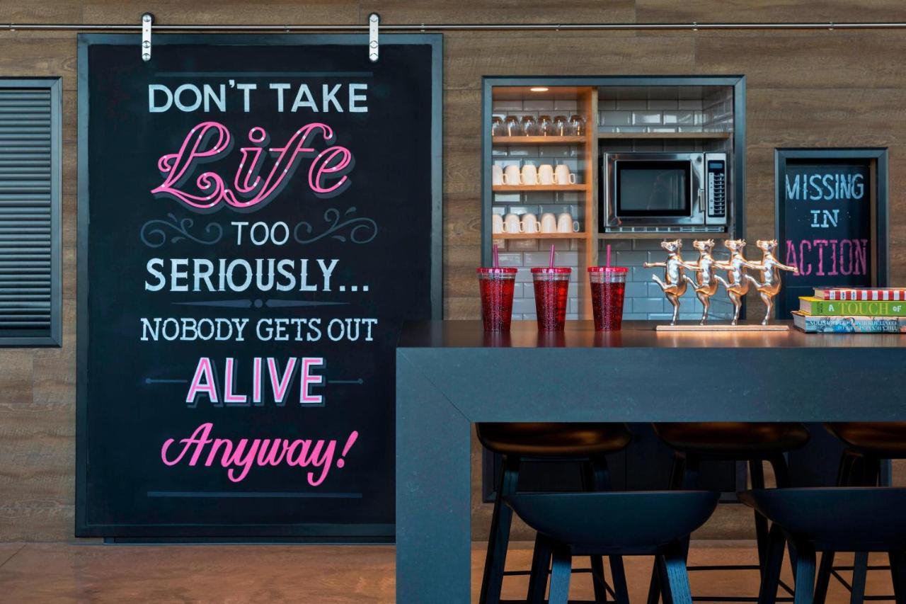 Moxy Vienna Airport Hotel Швехат Екстериор снимка