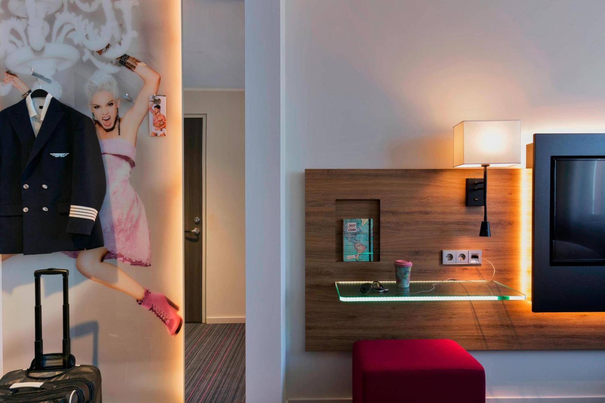 Moxy Vienna Airport Hotel Швехат Екстериор снимка