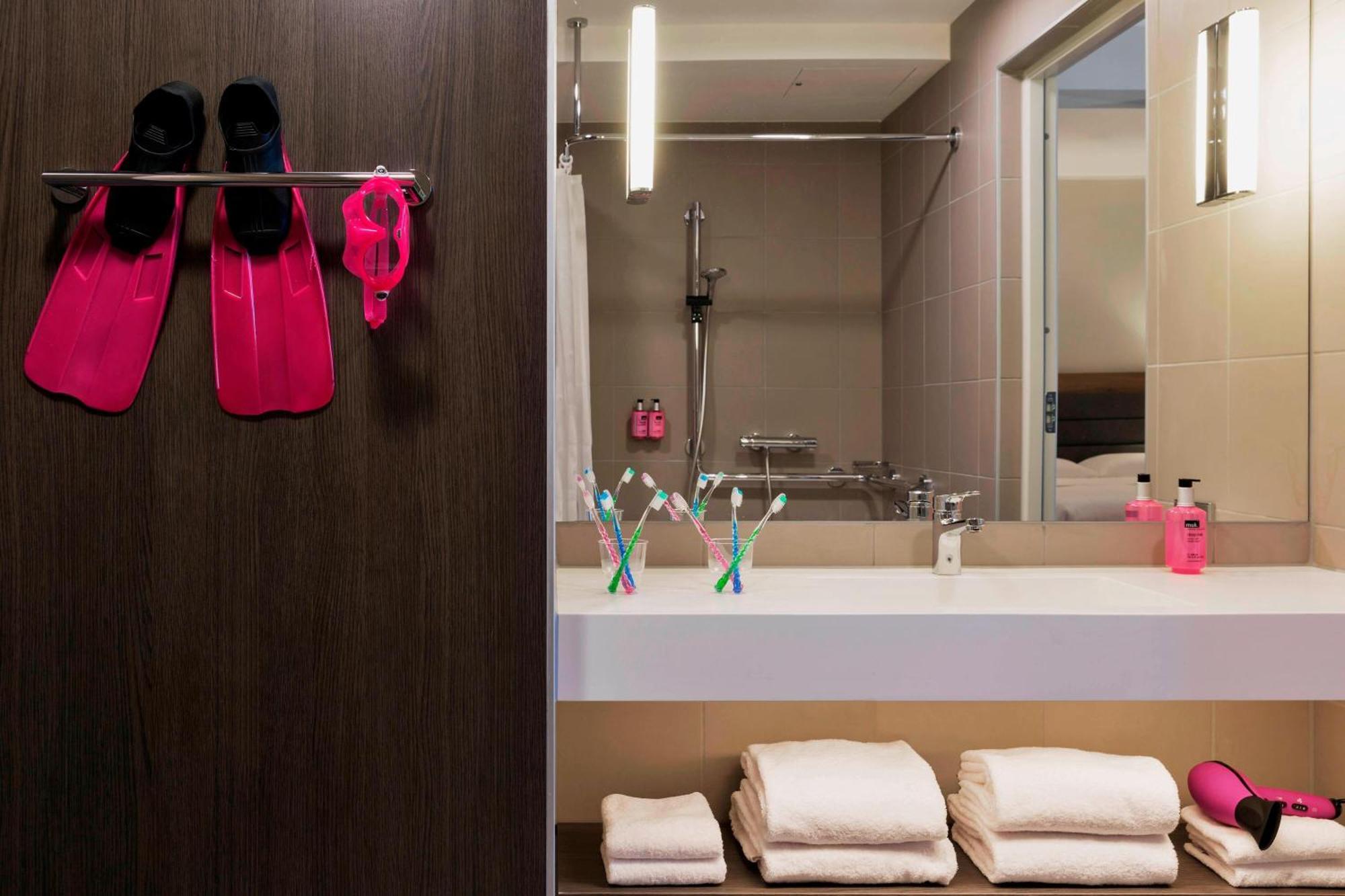 Moxy Vienna Airport Hotel Швехат Екстериор снимка