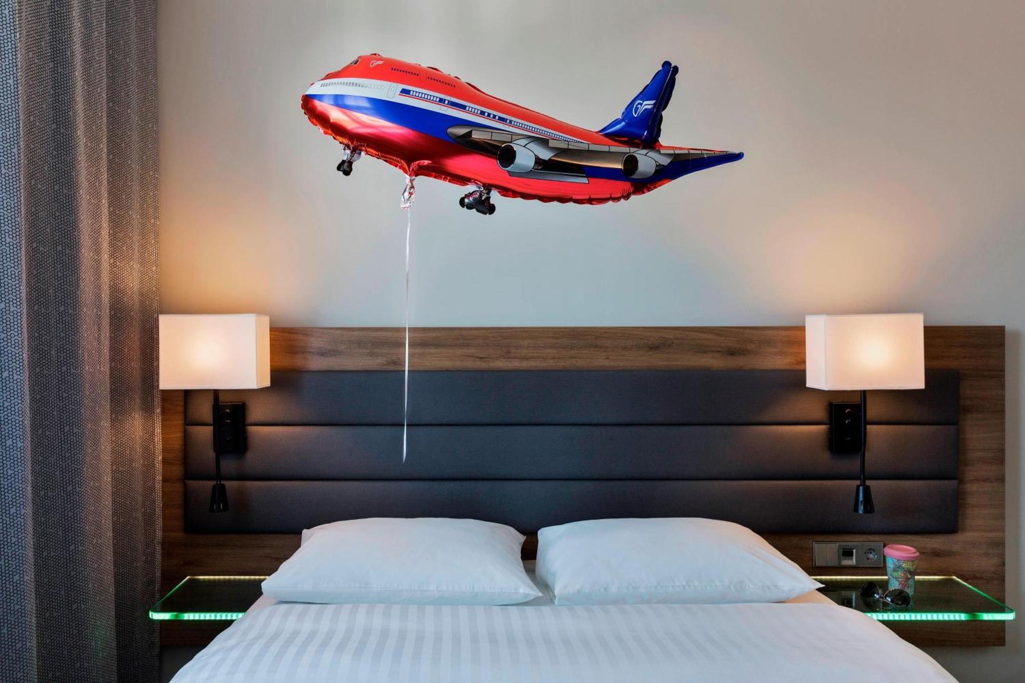 Moxy Vienna Airport Hotel Швехат Екстериор снимка