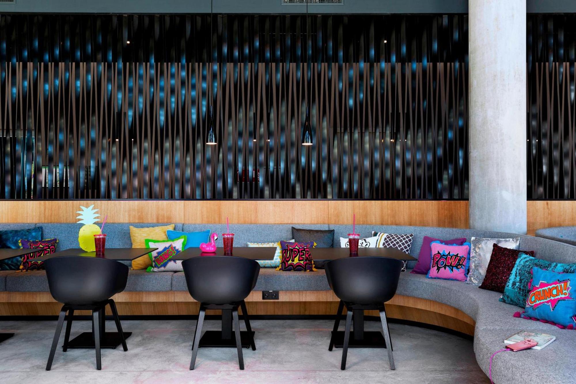 Moxy Vienna Airport Hotel Швехат Екстериор снимка
