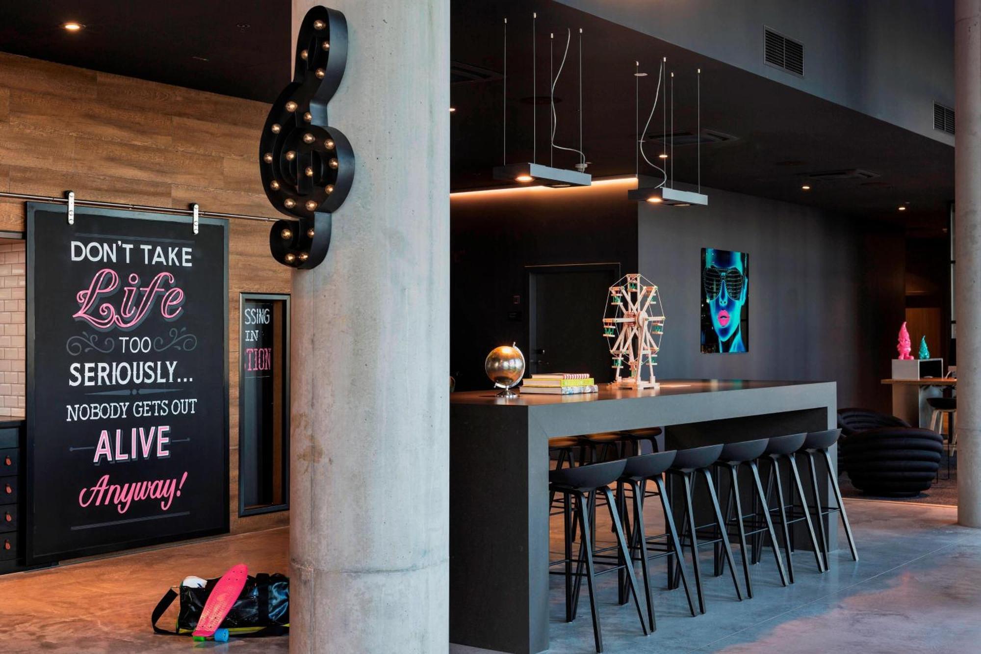 Moxy Vienna Airport Hotel Швехат Екстериор снимка
