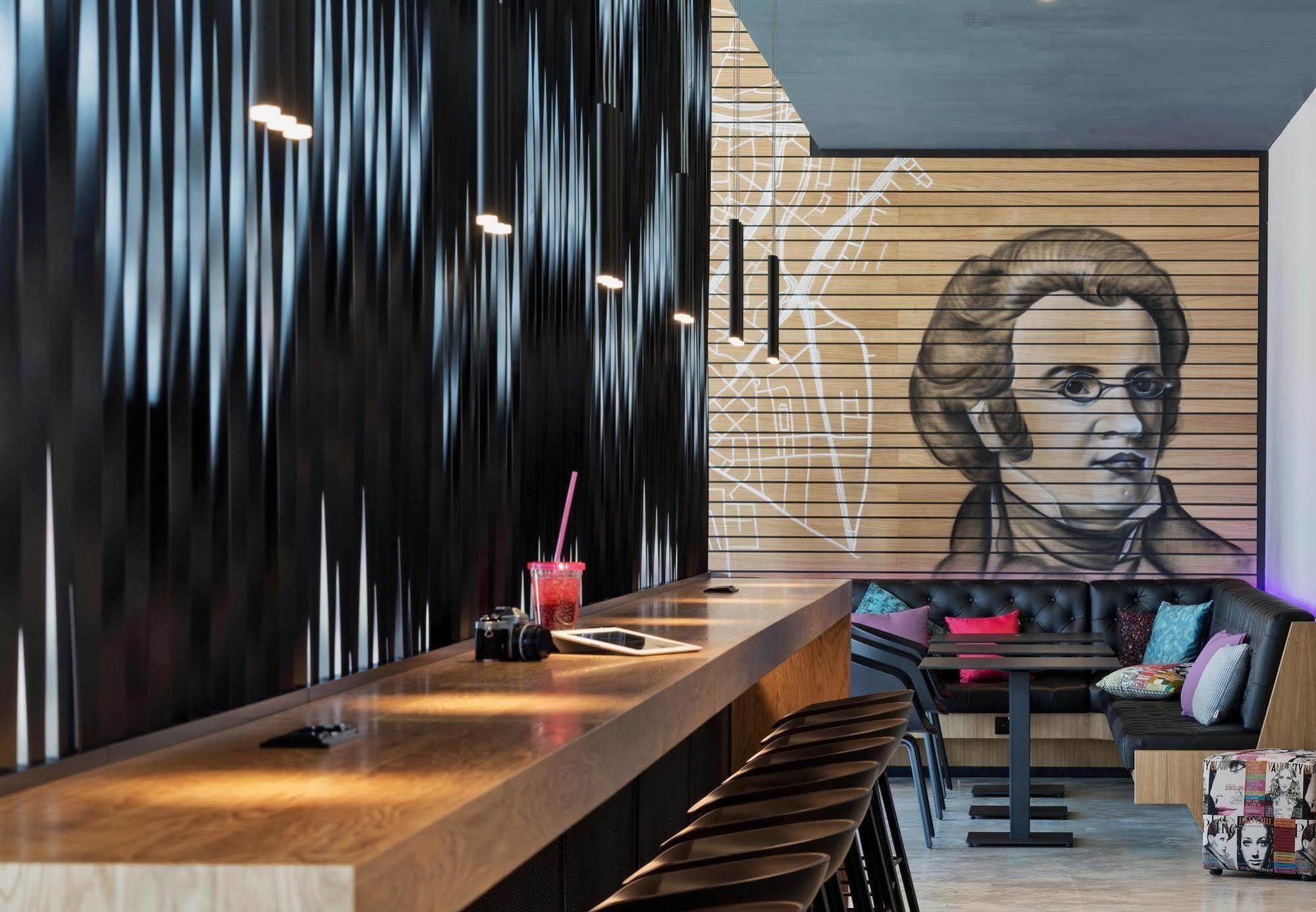 Moxy Vienna Airport Hotel Швехат Екстериор снимка