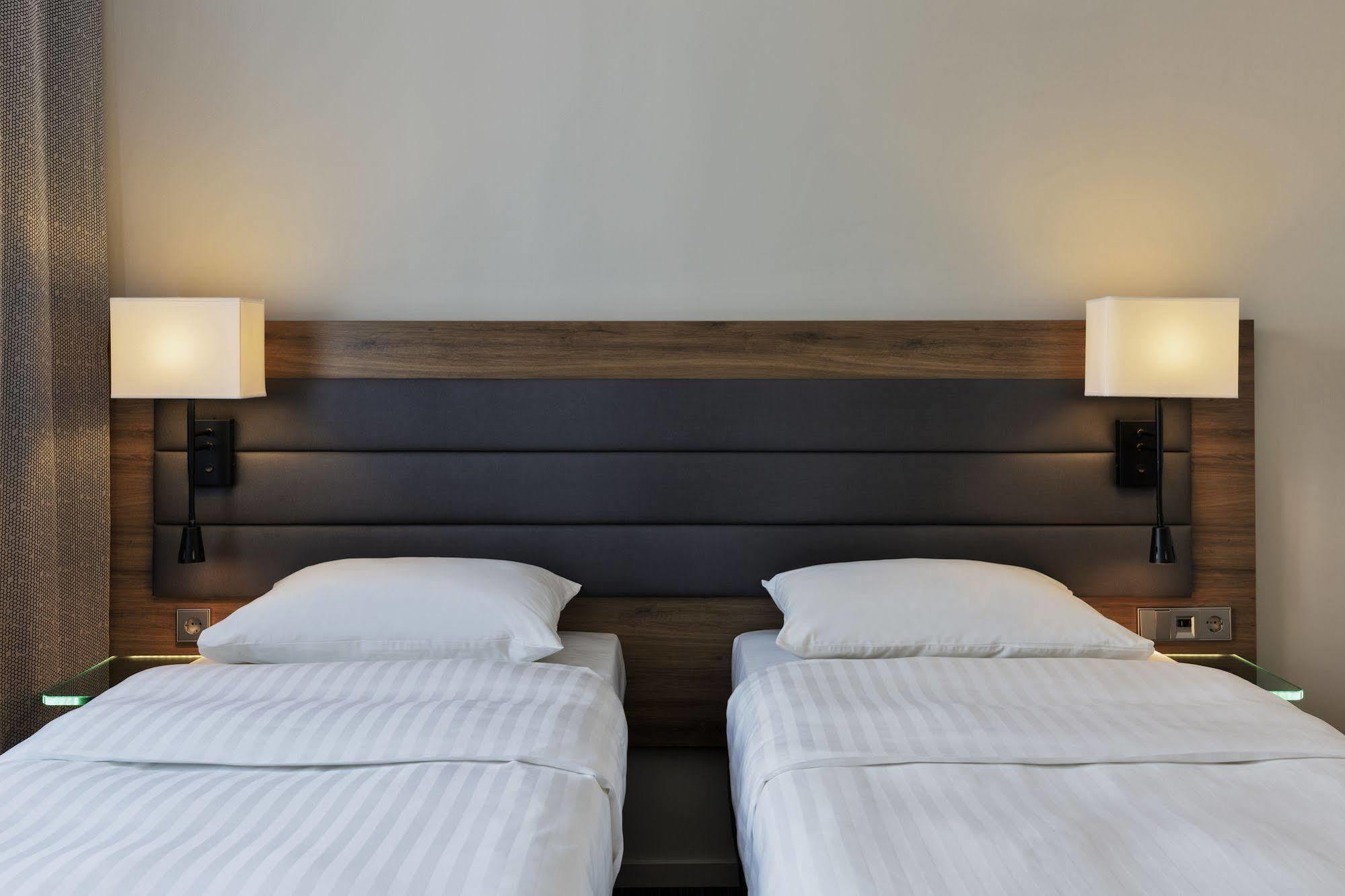 Moxy Vienna Airport Hotel Швехат Екстериор снимка